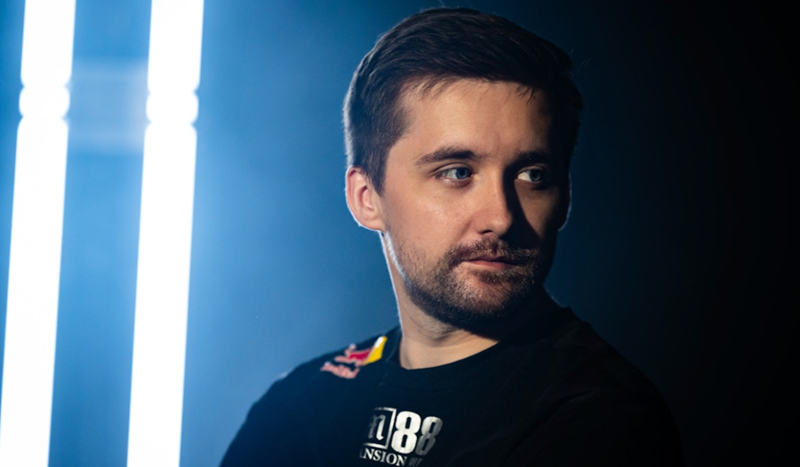 屋漏偏逢连夜雨，LGD教练xiao8前妻指责：他出轨还涉赌